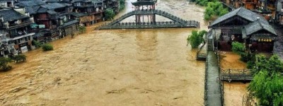 湖南凤凰古城遭遇特大暴雨，沱江河水暴涨
