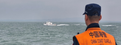 中国海警发布厦金海域执法现场图，金门岛和台“海巡署”小艇入画