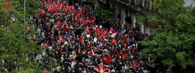 上万名支持者聚集街头 呼吁西班牙首相留任