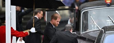 哈里王子和安德鲁王子加冕仪式上“坐冷板凳”