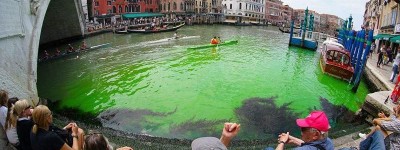 威尼斯运河部分河段变绿 疑为环保活动人士所为