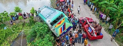 孟加拉巴士坠入水中 致17死23伤
