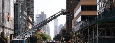美国曼哈顿起重机着火倒塌 六人受伤