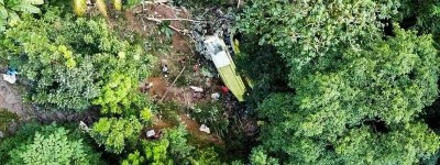 菲律宾中部一巴士冲下山 酿17人死