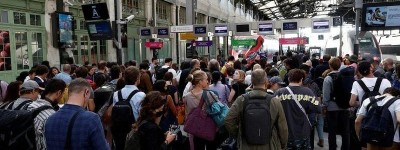 法国巴黎火车站发生持刀伤人事件 三人受伤