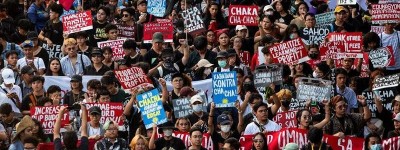 菲律宾人纪念推翻马可斯革命 誓言防止独裁再来