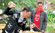 黎耀祥四川化身「店小二」 自創「柴九十八式」斟茶