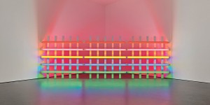卓納畫廊呈現丹·弗萊文個展 斑斕燈管照亮建築空間