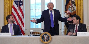 多名美官员放消息称对委行动是为遏制中国，中國使馆回应