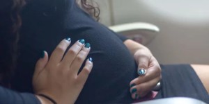 魁北克孕婦羊水破裂 在救護車後座苦等2小時