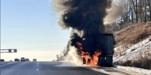 翻斗卡车起火！400号高速公路周一早上两条车道关闭