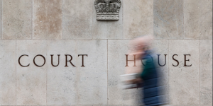 两个月来第二次！嫌犯因检方泄露线人身份而被撤销控罪，法官怒了