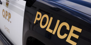 大多伦多一辆载有36名学生的校巴与一辆抛锚车相撞一人重伤