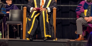 太没水准！网友爆料滑铁卢大学毕业典礼仪式上校监全程刷手机