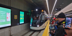 苦等23年! 多伦多人凌晨3点冒雪排队: 全天免费+限量硬币!