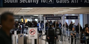 美国入境大升级：连你5年社交媒体都要查！住加拿大的全慌了！