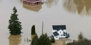 “此生最可怕洪水”！大温附近10万人撤离！人跪在车顶求救