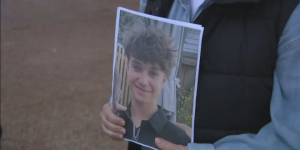 印裔奔驰司机128km/h闯过停牌，撞死16岁男孩、报假案，被判5年