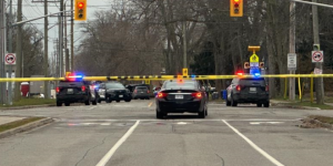 女警防弹衣救命：男子与警方对峙第二天，居民被告知留在室内