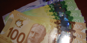 政府赔钱！加拿大人或可申请最高5,000加元CRA拟议和解赔偿