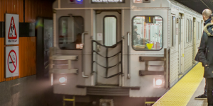 他目睹女子跳下TTC地铁站台后，一个简单动作在几秒钟内救了一命