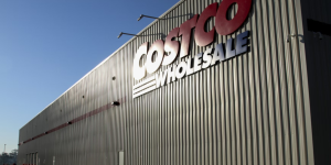 加国Costco奔驰猛撞铁柱 两人被送医院