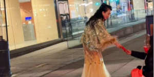 暖心一幕：多伦多华人圣诞节在市中心给流浪汉发红包