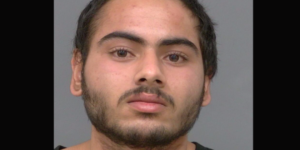 宾顿一男子因携带仿制枪、绳索、胶带、手套和两把刀被捕