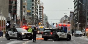 清晨买菜过马路，多伦多80岁老妇被两车撞倒，当场身亡