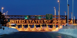 加拿大一名女子被控非法进入美国并踢踹边境执法人员脸