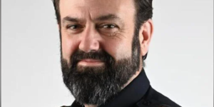 安省记者报道25年前强奸悬案后转行当警察，并成功破了此案