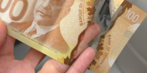 中国留学生在加拿大被路人塞$100! 大批华人亲历过”这一瞬间”!