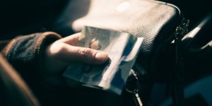 許多加人慘過月光族 工資沒到手就少了一半