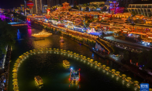 湖北宣恩：河畔夜生辉