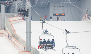 湖北武汉：室内滑雪享清凉