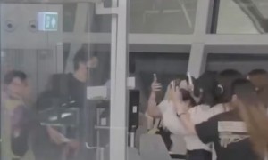 扰乱泰国机场，挑衅安保，谁给了这些粉丝撒泼的底气？