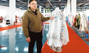 明制漢服「一衣難求」 　年輕人熱捧「新年戰袍」