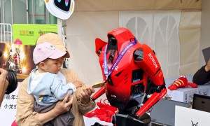 機器人馬拉松冠軍榮耀閃電亮相金融街