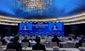 中國原外經貿部副部長龍永圖：對中美關係前景樂觀　兩國須加強溝通減少誤判