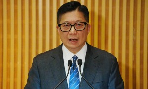 政府擬修例打擊入「鬼油」　鄧炳強：買家亦有很大責任