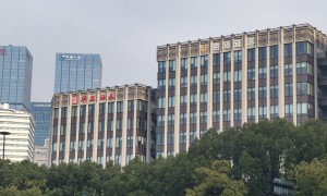 A股｜三大指數漲跌互現 逾4000股飄綠 光纖概念逆市大漲