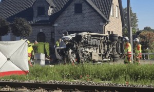 比利時火車撞校巴釀數死　事發時校車內有7名學童　逾百人從火車撤離