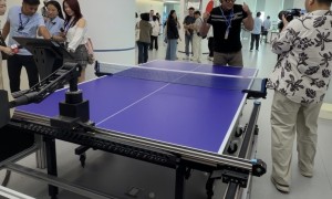 台灣媒體人探訪中豫具身智能實驗室　與機器人互動玩嗨了