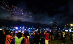 香港慶回歸｜七一無人機表演點亮維港　黎家盈夜空中派心心