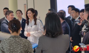 鄭麗文說家裏都是小米　聽講解「哇」聲不斷