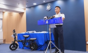 駕電動單車載兩女童亡命飛馳 警拘18歲青年涉6宗罪擬票控2女乘客