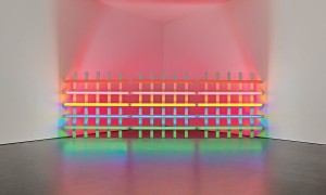 卓納畫廊呈現丹·弗萊文個展 斑斕燈管照亮建築空間