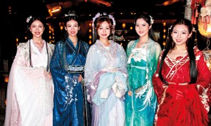 12位候選港姐穿漢服展古典美 盧蔚晴真性情「圈粉」師姐團