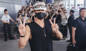 SEVENTEEN成員MINGYU抵港 數百粉絲逼爆機場VIP通道