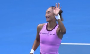 鄭欽文WTA250雅典站首輪告捷